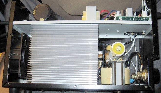 Радиаторы и вентиляторы системы охлаждения занимают значительное пространство внутри инвертора