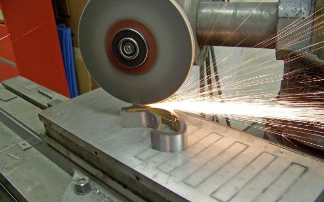 Шлифовка стальной заготовки, фиксируемой на рабочей поверхности станка с помощью магнитного поля