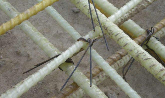 Скрепление арматурной сетки с помощью вязальной проволоки