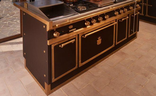 Благодаря своей высокой декоративности и практичности латунь часто применяется для отделки кухонной  мебели