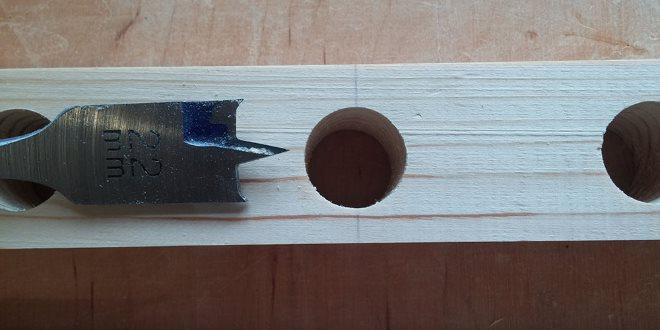 Перовые сверла с двумя подрезателями входят в древесину плавнее и оставляют меньше заусенцев по краям отверстий